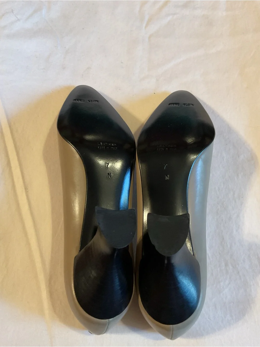 Vintage Anne Klein Taupe Leather Pointed-Toe Kitten Heel Pumps 7 Narrow